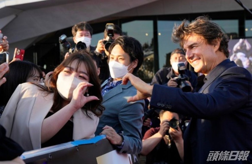 湯告魯斯同Fans擺心心手勢影合照。